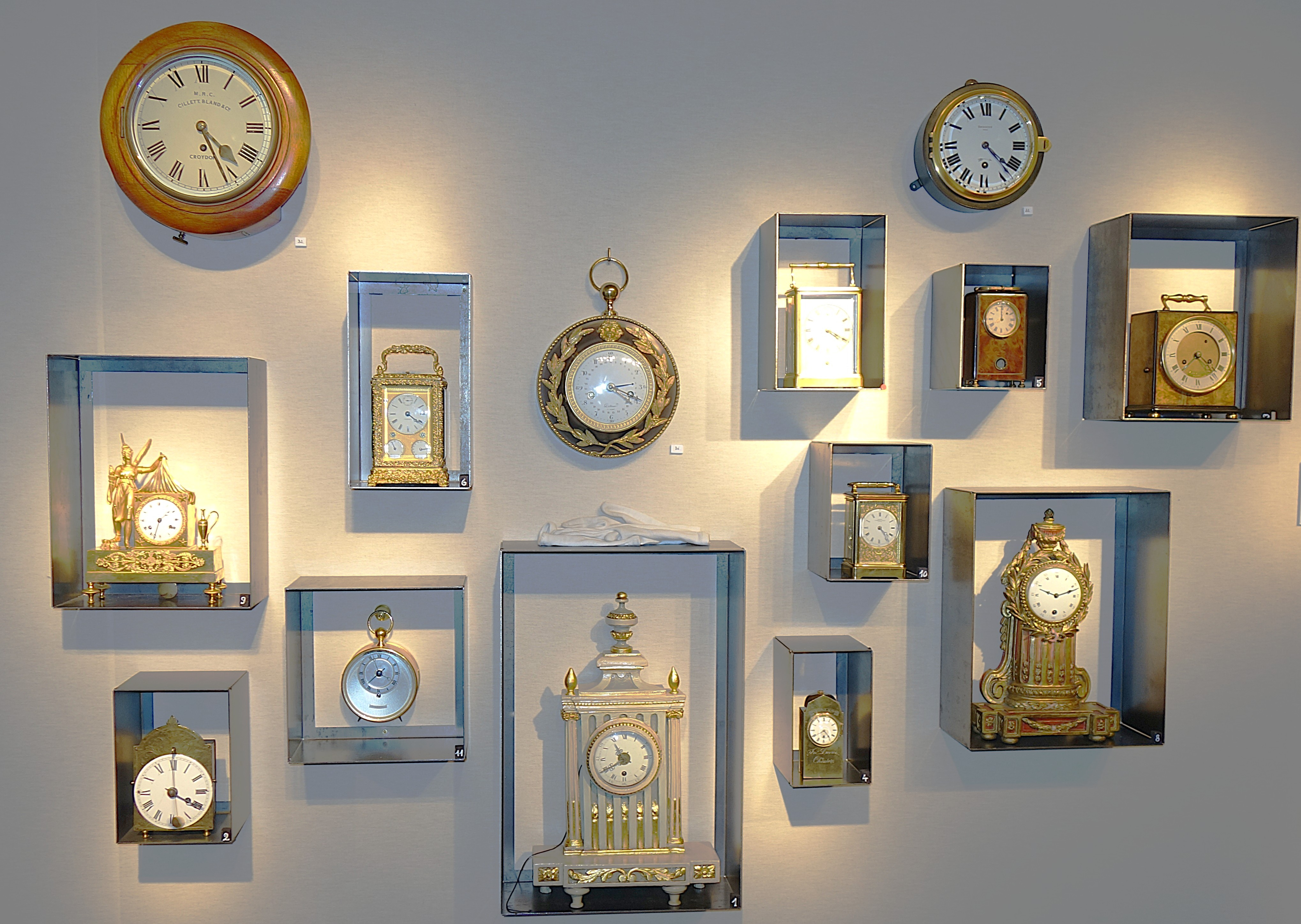 Grand choix d’horloges © « Ruyter-Goyvaerts » © Ph. : Fabien Sebo