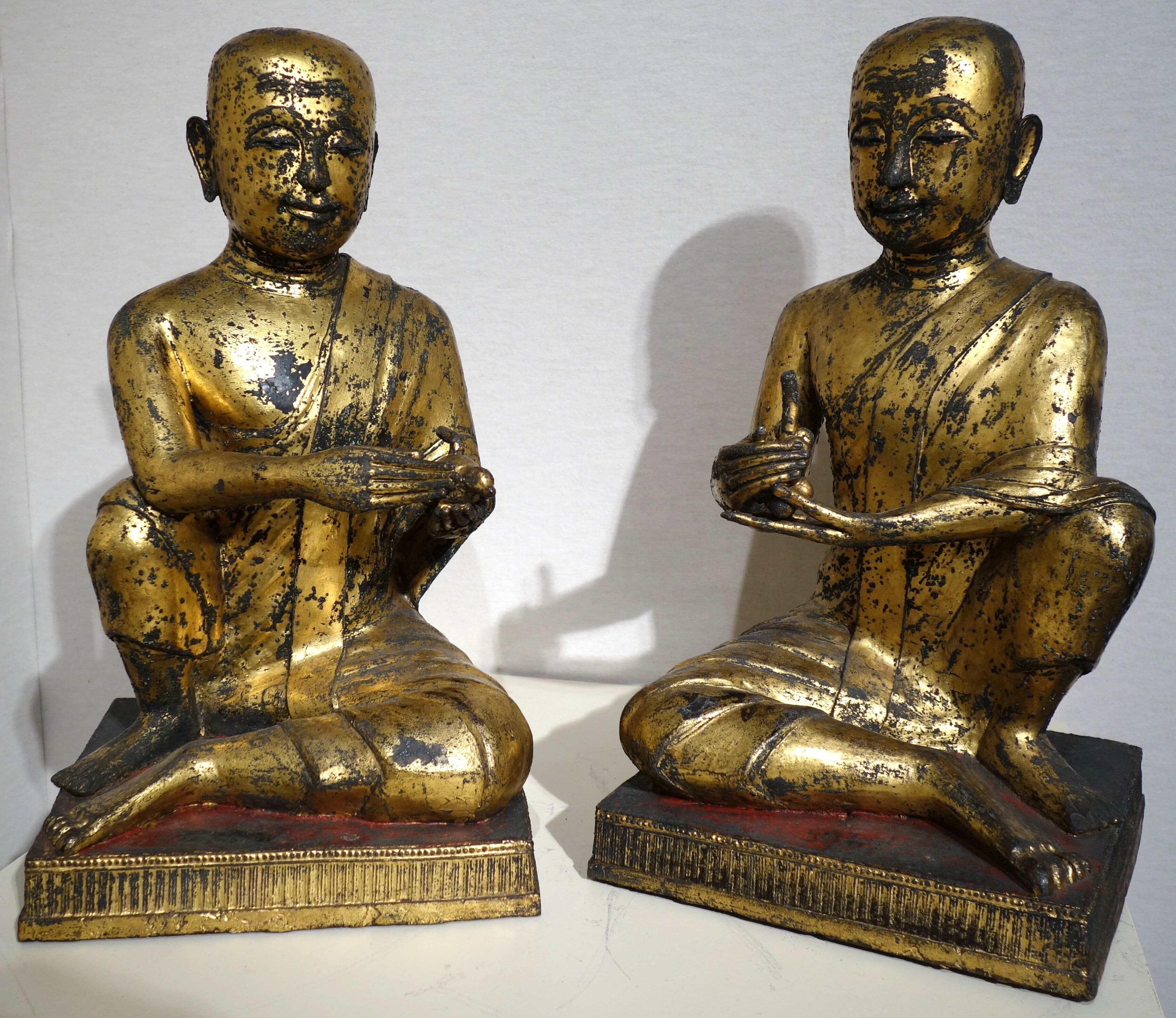 Moines bouddhistes en bronze doré © « Farmate Asian Art » © Photo : Fabien Sebo
