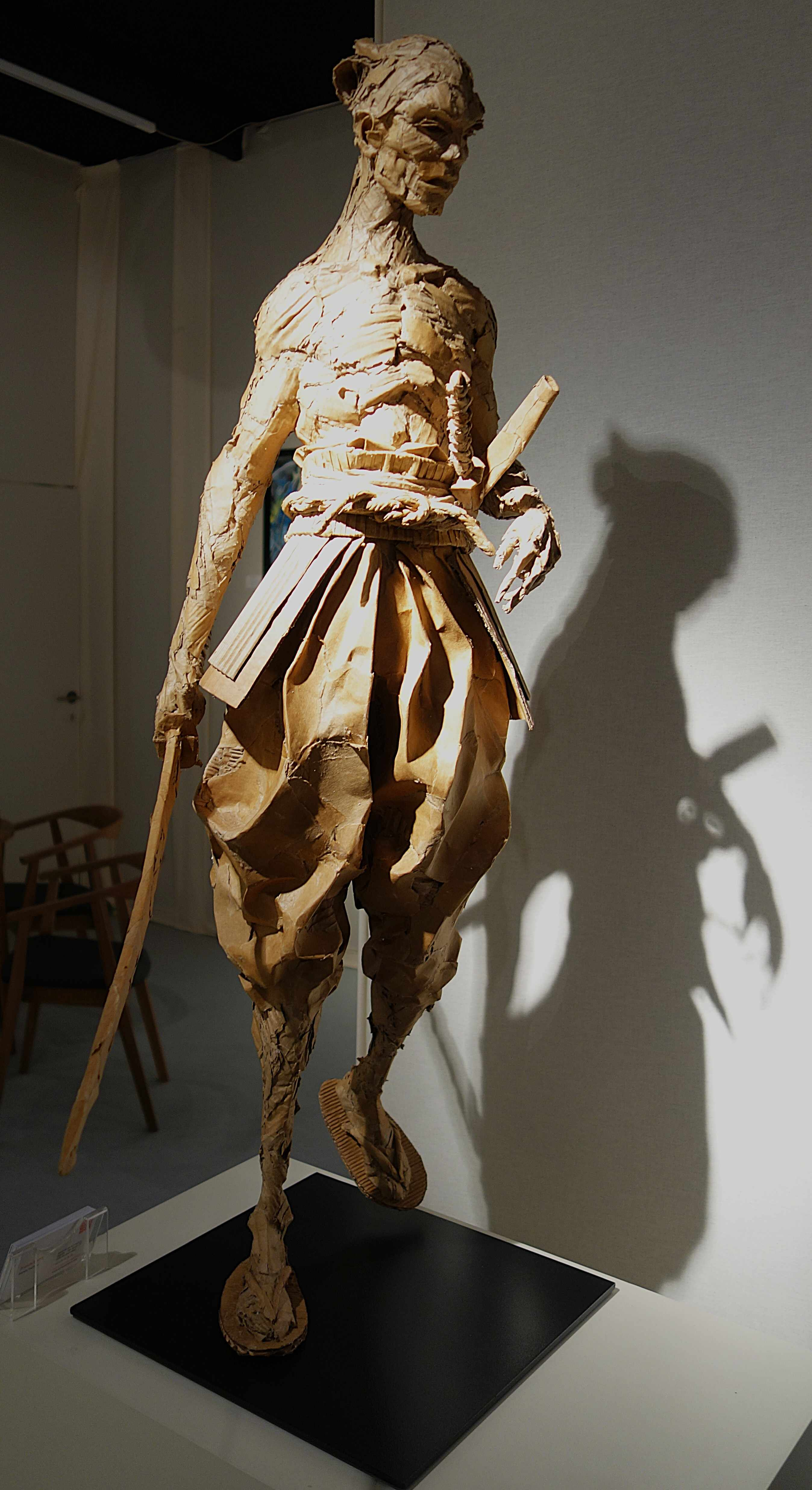 Sculpture en carton © «Early Birds Art Gallery » © Photo : Fabien Sebo