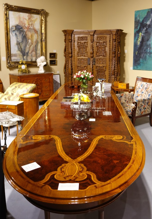Table de prestige © « Kunsthandel Egbert Eibel » © Ph. : Fabien Sebo
