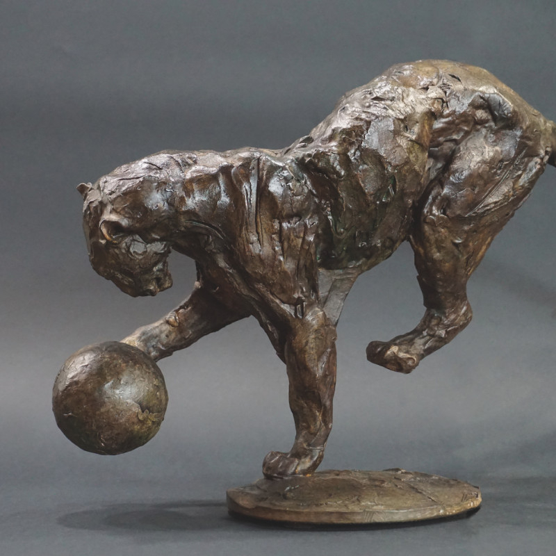« Léopard jouant au Ballon » (bronze/H 201 cm) © Patrick Villas © « The Latem Gallery »/Lochristi (C-19) © Ph. : « Caracas »