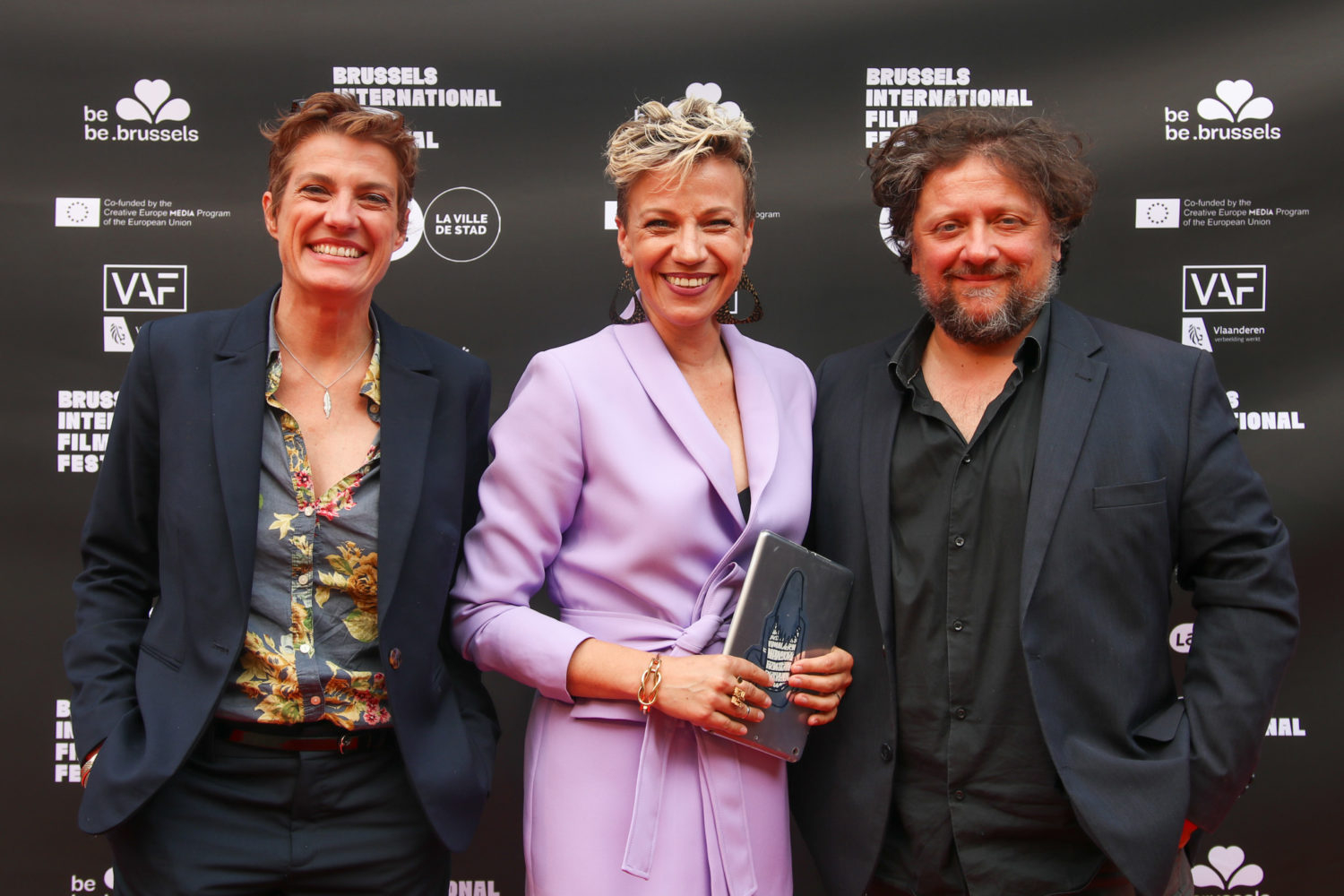 Stéphanie Coerten, la présentatrice, entre Céline Masset et Pascal Hologne, les co-directeurs © « BRIFF »