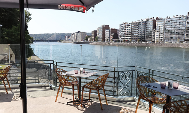 En bord de Meuse, dans le « Parc de la Boverie », le « Bovaria »