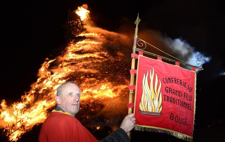« Confrérie royale du Grand Feu traditionnel de Bouge » © Photo : « L’Avenir »
