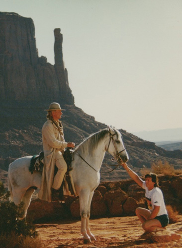 Mario Luraschi tenant les rênes du cheval de « Lucky Luke » (Terence Hill/)