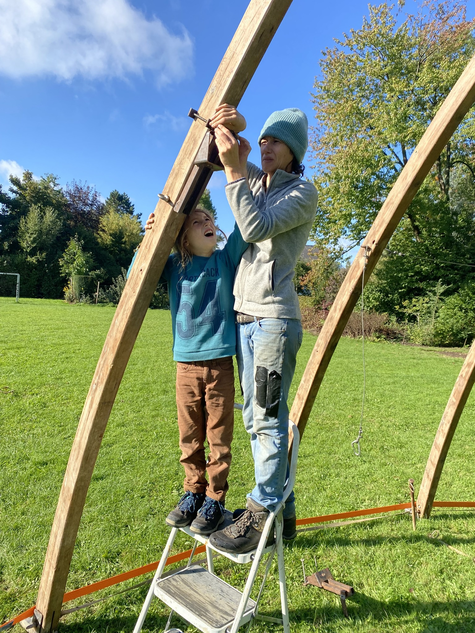 Même Léanne, 7 ans, aide au montage © « CirK’idylliQue »