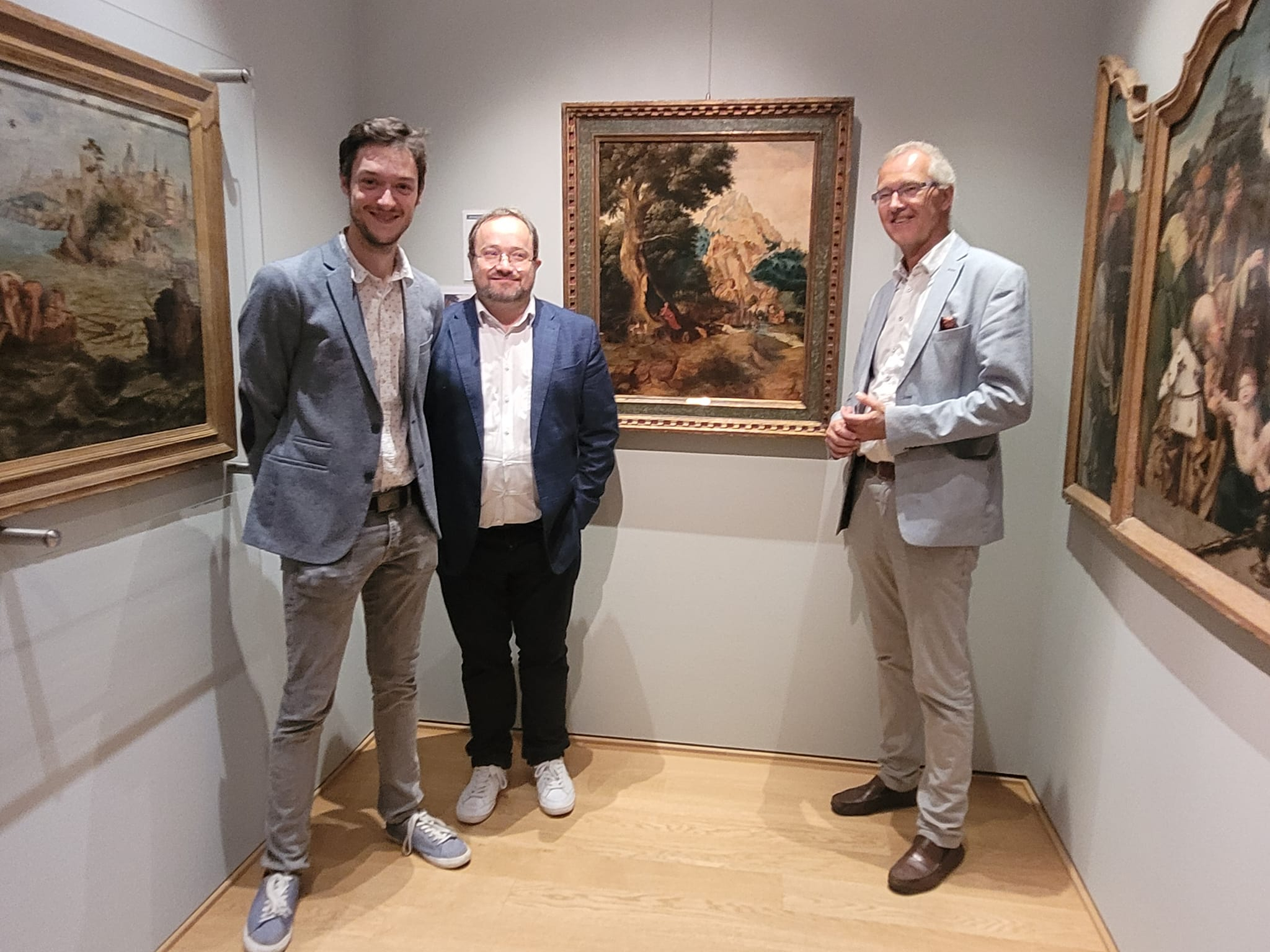 Gaylen Van Kan, Julien De Vos & Jean-Marc Van Espen encadrant la nouvelle acquisition d'une toile d'Henri Bles © Photo : « TreM.a »