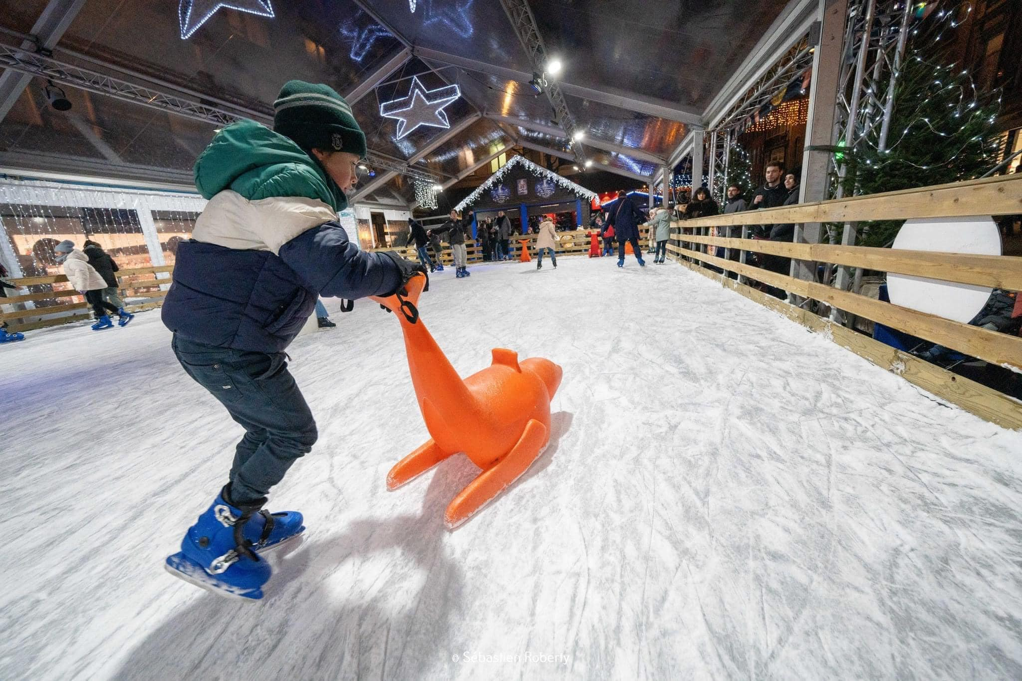 Patinoire de Noël, sur la place de l'Ange ⓒ « Colors Production » ⓒ Photo : Ville de Namur