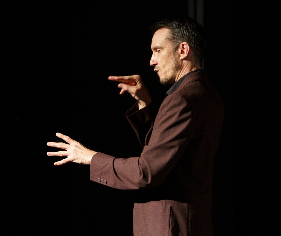 Julien, traducteur en langue des signes © Marie-Christine Paquot/« EOP »