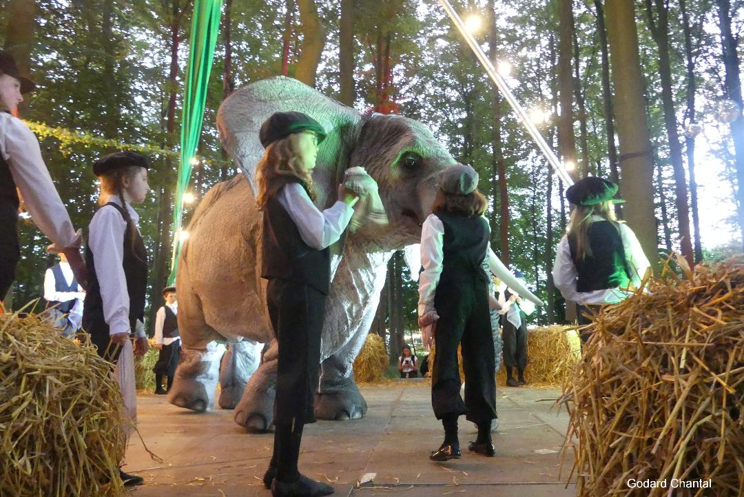 Enfants comédiens er l'éléphant du cirque © « Luc Petit Création » © Photo : Chantal Godard