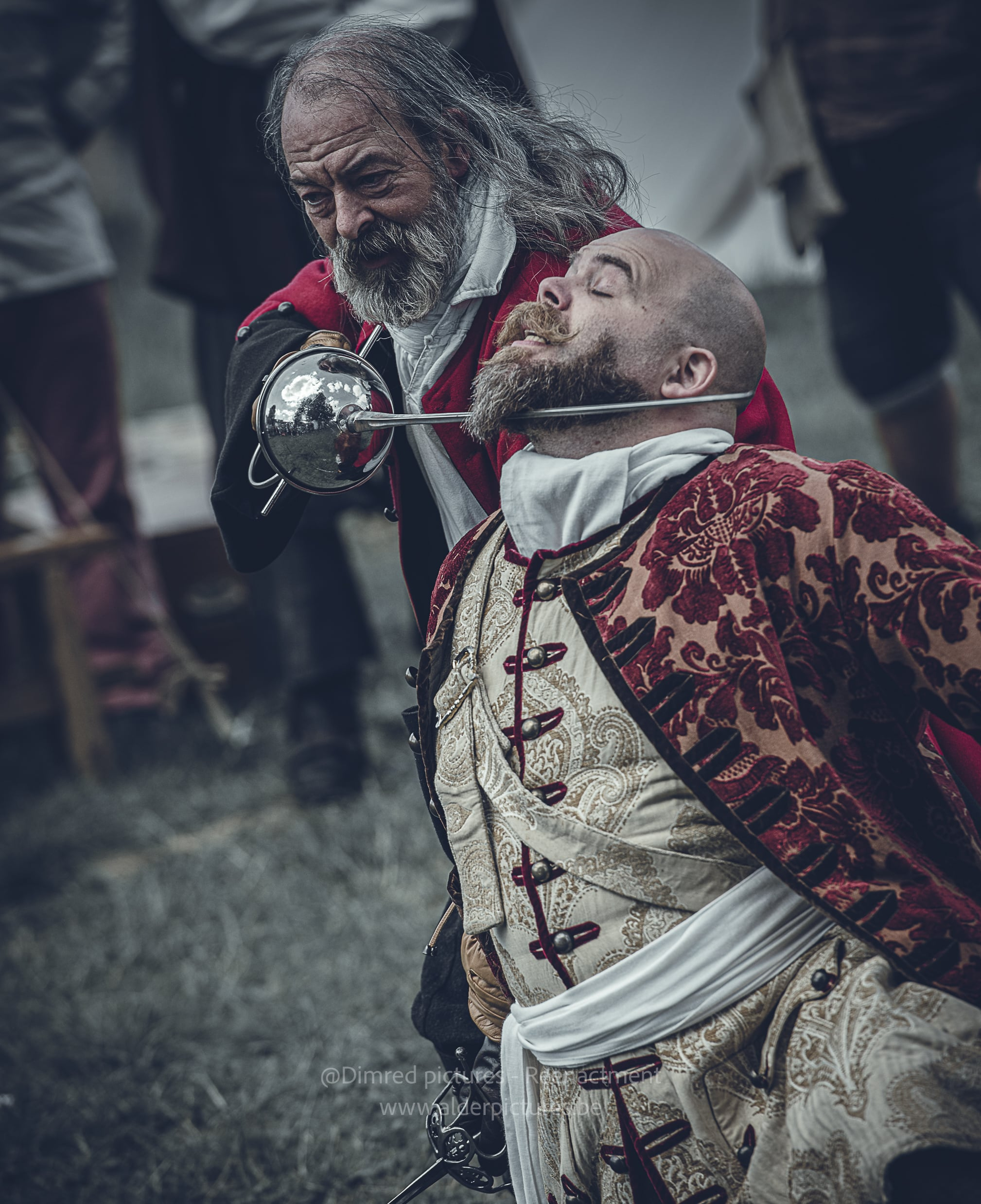 Deux figurants en fin de combat de « Cape et d'Epée » © « Compagnie aux Tricornes »