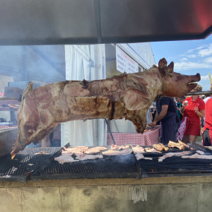 Le cochon à la broche présenté par le Fumet des Ardennes