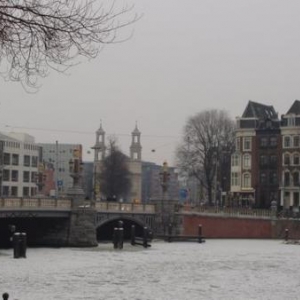 Amsterdam, la Venise du Nord, semble sortir tout droit du XVIIe siècle