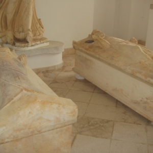 carthage - musee - deux sarcophages 