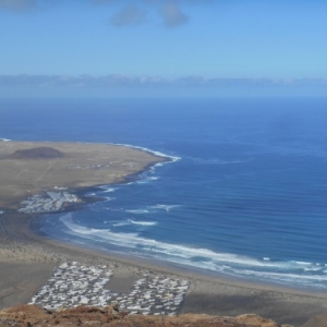 Lanzarote, la magie canarienne du noir, du blanc et du bleu