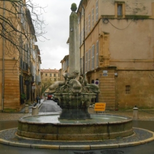 aix en provence - la fontaine des dauphins