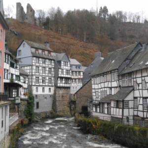 Montjoie, vue sur la rur et la maison rouge