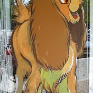 Mantes la jolie, peinture sur vitrine pour le festival de la bande dessinee par un artiste belge, Jean-Marie Lesage
