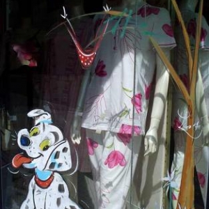 Mantes la jolie, peinture sur vitrine pour le festival de la bande dessinee par un artiste belge, Jean-Marie Lesage