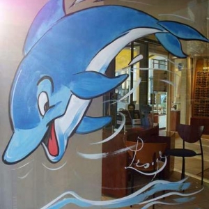 Mantes la jolie, peinture sur vitrine pour le festival de la bande dessinee par un artiste belge, Jean-Marie Lesage