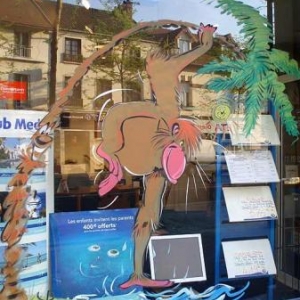 Mantes la jolie, peinture sur vitrine pour le festival de la bande dessinee par un artiste belge, Jean-Marie Lesage