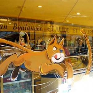 Mantes la jolie, peinture sur vitrine pour le festival de la bande dessinee par un artiste belge, Jean-Marie Lesage