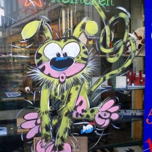 Mantes la jolie, peinture sur vitrine pour le festival de la bande dessinee par un artiste belge, Jean-Marie Lesage
