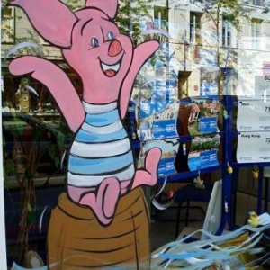 Mantes la jolie, peinture sur vitrine pour le festival de la bande dessinee par un artiste belge, Jean-Marie Lesage