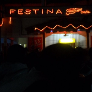 L'enseigne clignotante de Festina: musique hot, cocktails energetiques XX, bieres guinness analgesiques 