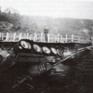Der verschuettete Tank in der Ourtheam 15. Januar 1945. 