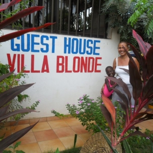 Villa Blonde. Une vue du jardin, avec Madame Blonde et sa fille Maggy