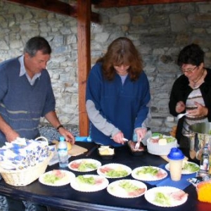 A l'Ermitage, salade, jambon, fromage: Andre Cara, Anne Masset (sans se salir les doigts!), et Marie-Ange Cara