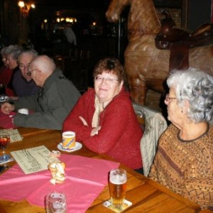 Marie-Jo (qui n'a pas fait la marche, certificat du docteur A l'appui) et Ghislaine (qui elle, a MERITE une boisson d'homme!)