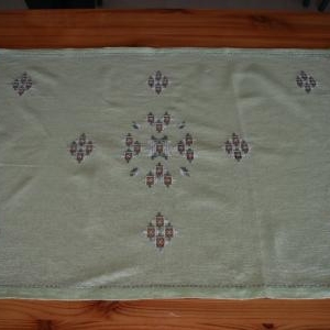 centre de formation de Tibherine: exemple de broderie artisanale (MODELE "4 CROIX")