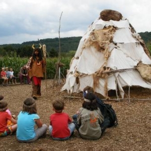 Les petits chefs se sont soumis au rituel: le bandeau, on entoure le wigwam, assis sur le sol, en cercle