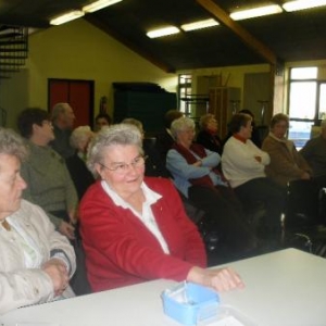 Jeaninne et Ghislaine sont "aux entrees"; entre les deux, en arriere-plan, la presidente Marie-Josee Martin.