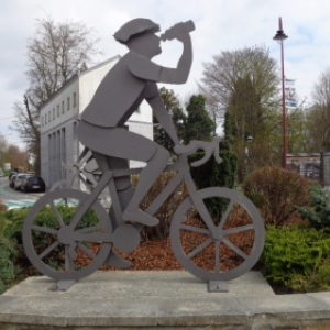  am Kreisverkehr (rond-point) von Bastogne