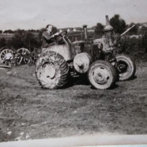 Paul aux commandes d'un Landpitbull. Pas mal l'engin, pour 1940!