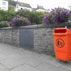 Pont Lanham, en plein dedans, contre la plaque commemorative.