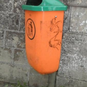 Une chapeau vert. Du vandalisme? Petit concours: devinez l'emplacement.