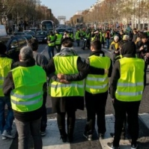 Les Gilets jaunes remontent les Champs Elysees.