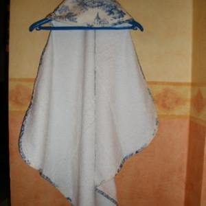 25. essuie de bain "nourrisson", avec capuche et bordure assortis, atelier de formation couture Casbah d'Alger(6,5 euros)