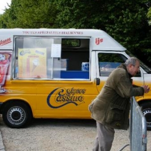 Le GSARA aux serres de Laeken, le 4 mai 2010: re-Sergio, beau comme une camionnette de glaces italiennes