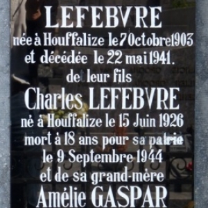Houffalize. Victimes bombardements du 6 janvier 1945. Pierre tombale.