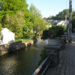 Une vue avec degagement sur l'Ourthe, du sud vers le nord. A droite, l'adret est encore à l'ombre: il est 9 heures, le 26.05.2012.