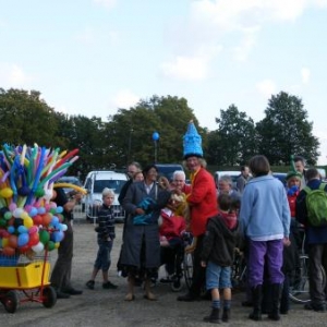 13. Animation. Le marchand de ballons. On lui fait regarder le photographe.