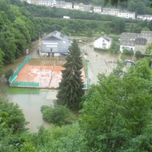 Le terrain de tennis partiellement inondé et inaccessible (vue depuis le haut de Pierreuse)