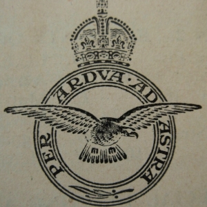  "Per ardua ad astra" Devise de la RAF, gravée sur chacune des tombes « À travers l'adversité, jusqu'aux étoiles" 