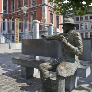 standbeeld georges simenon standbeeld georges simenon