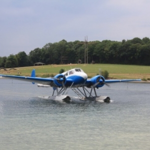 Un hydravion destiné à Pairi Daiza amerit sur Le Lac de l’Eau d’Heure